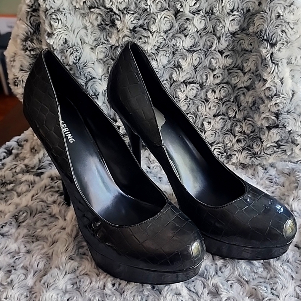 Black pumps